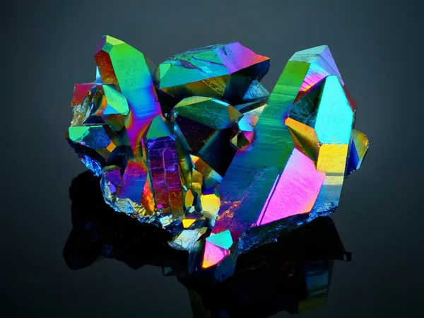 Extreem scherpe titanium aura quartz crystal cluster Regenboogsteen genomen met macrolens gestapeld uit vele opnamen in een zeer scherp beeld. — Stockfoto