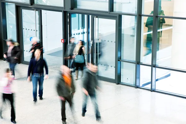 Commuter Stream in Modern Interior, Motion Blur — Stock Photo, Image