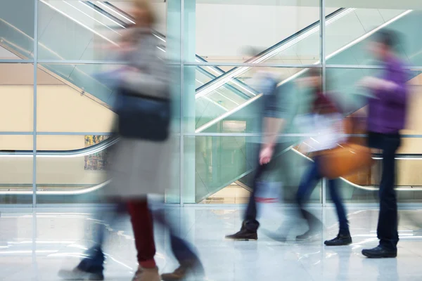 Menigte van wazig jonge mensen lopen op moderne corridor — Stockfoto