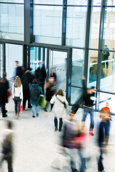 Grupp av människor som vandrar i köpcentrum, rörelseoskärpa — Stockfoto