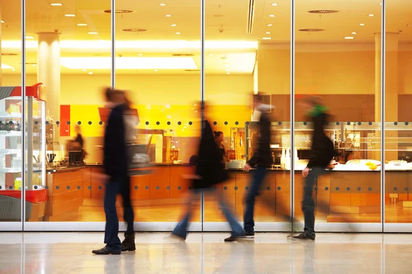 insanların alışveriş merkezinde kasıtlı bulanık resim