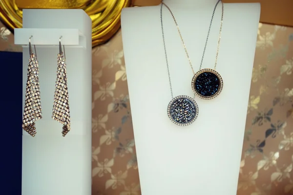 Boutique s náušnice a náhrdelníky — Stock fotografie