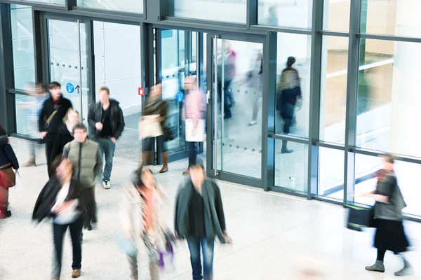 Grupp av människor som vandrar i köpcentrum, rörelseoskärpa — Stockfoto