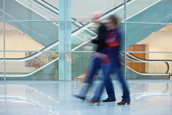 Motion Blurred People en frente de las escaleras mecánicas —  Fotos de Stock