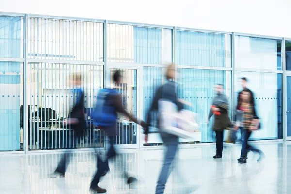 Les gens se précipitent dans le couloir, flou de mouvement — Photo