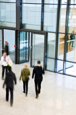 Tanınmayan insanlar modern koridorda yürürken, Hareket Bulanıklığı