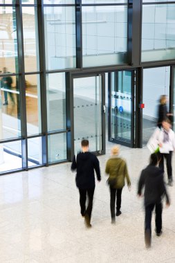 Tanınmayan insanlar modern koridorda yürürken, Hareket Bulanıklığı