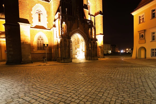 Katedralen i ostrow tumski på natten, wroclaw, Polen — Stockfoto