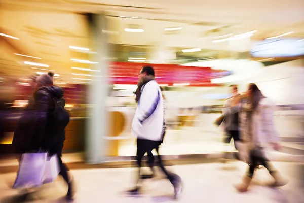 Un comprador caminando contra el escaparate —  Fotos de Stock