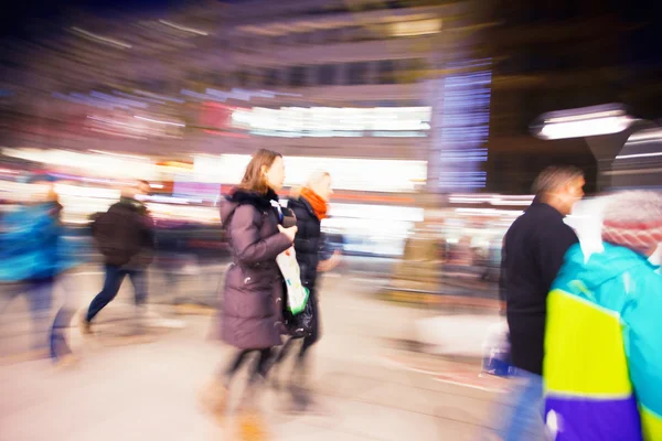 Een shopper lopen voor etalage in de schemering — Stockfoto