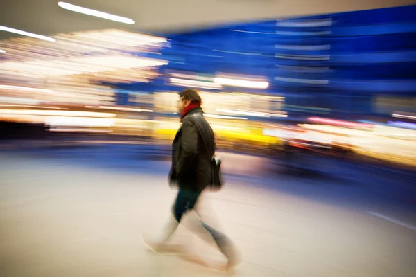 Een shopper lopen tegen etalage — Stockfoto