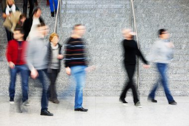 commuters yürüyen merdivenlerden yukarı hareket bulanıklığı