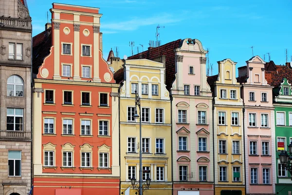 Řadové domy na náměstí s trhem v wroclaw, Polsko — Stock fotografie