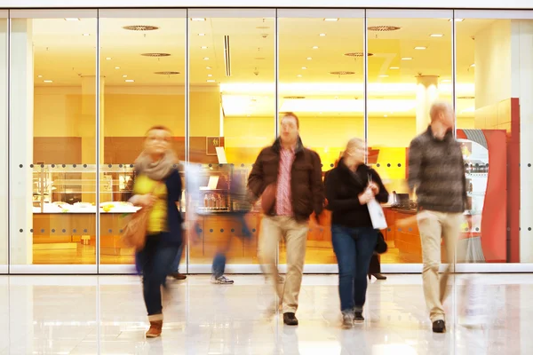 Opzettelijk wazig foto van mensen in shopping center — Stockfoto