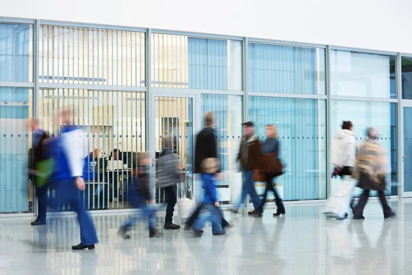 Movimento persone offuscate al centro — Foto Stock