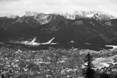 Zakopane tarım arazileri ile Tatra Dağları'nda yer alan