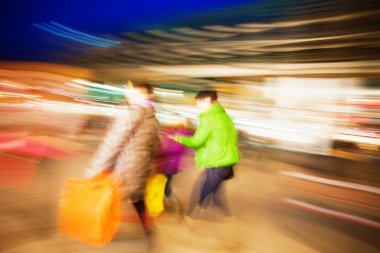 gece karanlığında vitrin karşı yürüyen bir alışveriş