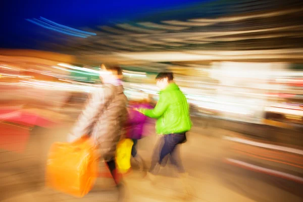 Ein Ladendieb läuft in der Abenddämmerung gegen Schaufenster — Stockfoto