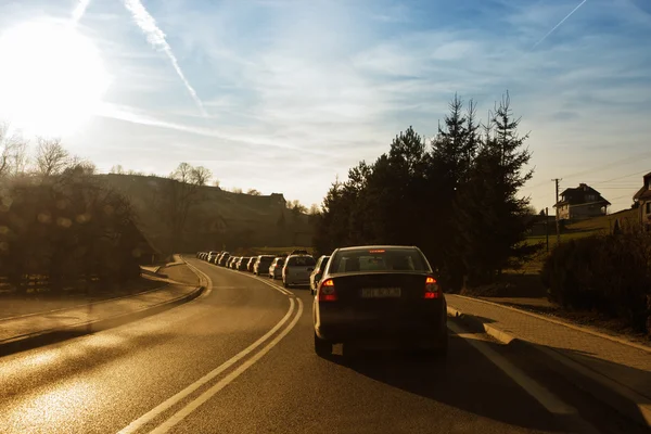 Carros em uma estrada de país — Fotografia de Stock