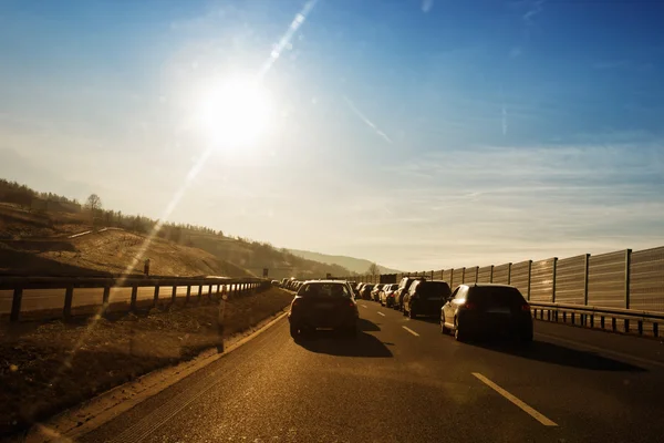 Auto's versnellen op kronkelende landweg — Stockfoto