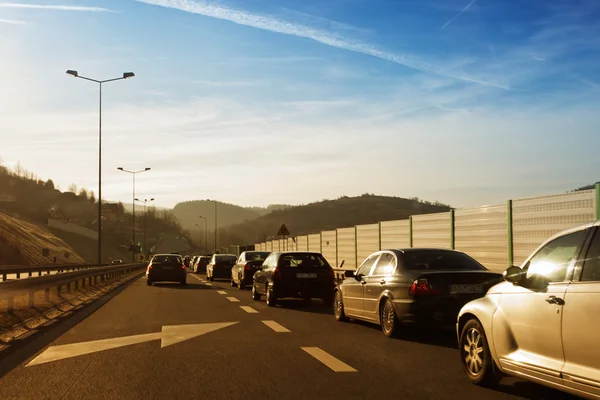 Autos rasen auf kurvenreicher Landstraße — Stockfoto