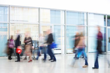 Gençlerin ofis binası içinde kasıtlı bulanık görüntü