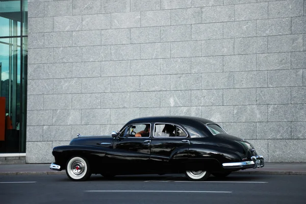 Amerikan eski model araba sokağa dokunaklı