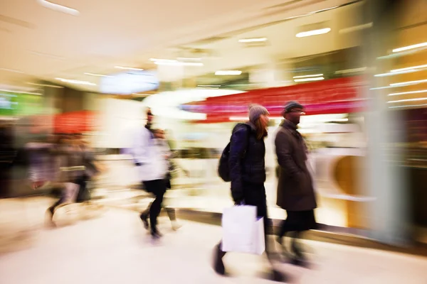 Vitrin önünde yürüyen bir alışveriş