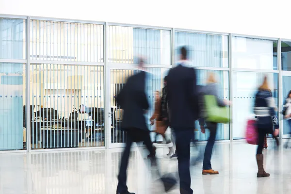 Les hommes d'affaires se précipitent dans le couloir, flou de mouvement — Photo