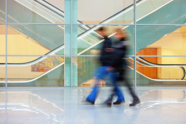 insanların alışveriş merkezinde kasıtlı bulanık resim