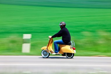 Motosiklet kırsal yolda