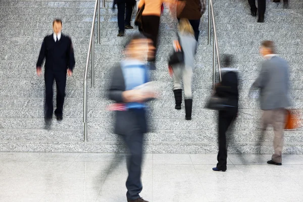 Employé de bureau marchant dans les escaliers, flou de mouvement — Photo