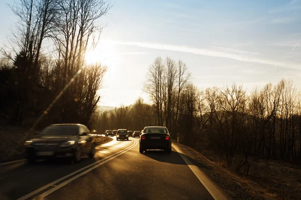 Veicolo che guida veloce su strada di campagna — Foto Stock