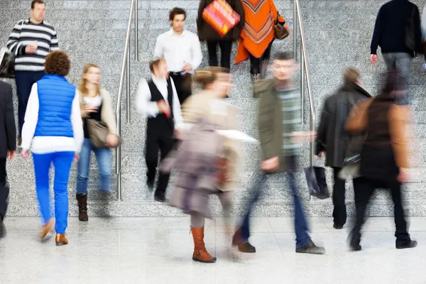 Duża grupa biznesmeni na schodach, Motion Blur — Zdjęcie stockowe