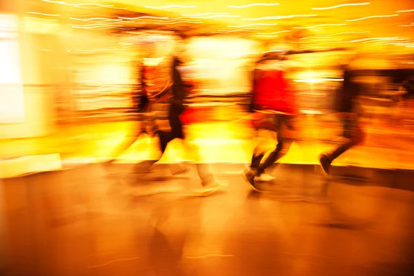 Young people walking down shopping street — Stock Photo, Image