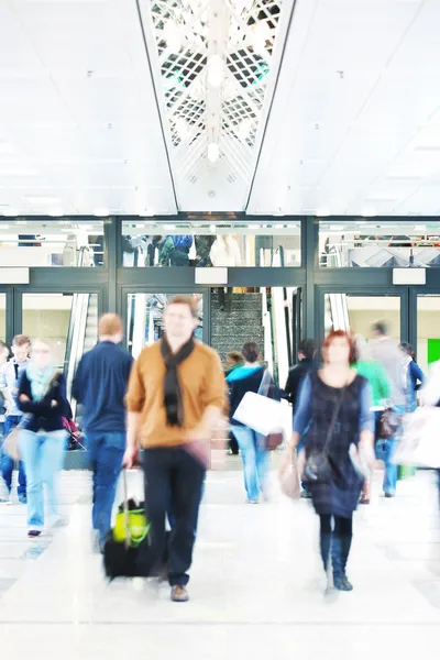 Jovens correndo pelo corredor, Motion Blur — Fotografia de Stock