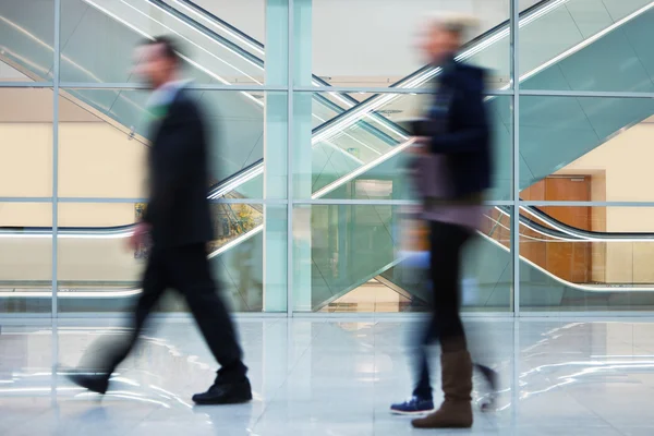 Menschen laufen schnell Flur in Bürogebäude hinunter — Stockfoto