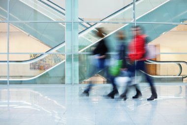 Gençlerin ofis binası içinde kasıtlı bulanık görüntü