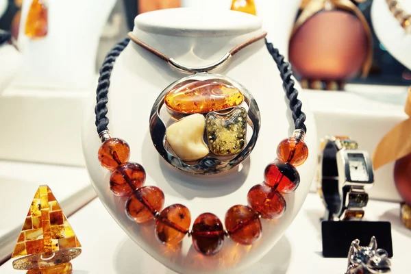 çeşitli kehribar kolye