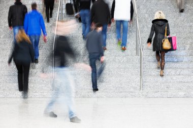 Merdivenlerde yürüyen insanların Hareket Bulanıklığı