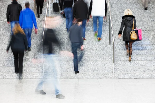 Desfoque de movimento de pessoas andando em escadas — Fotografia de Stock