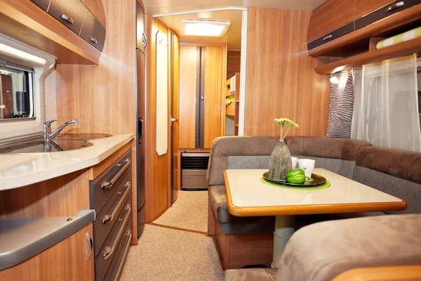 Oturma odasında lüks kamyonet ve karavan