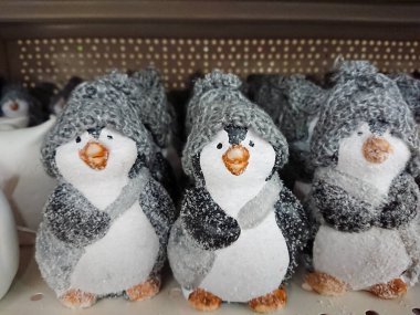 Yılbaşı temalı rakamlar. Sıcak gri şapkalı birçok penguen figürü.