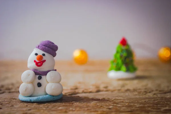 Decoración Navidad Una Figura Miniatura Muñeco Nieve Azúcar Polvo Con —  Fotos de Stock