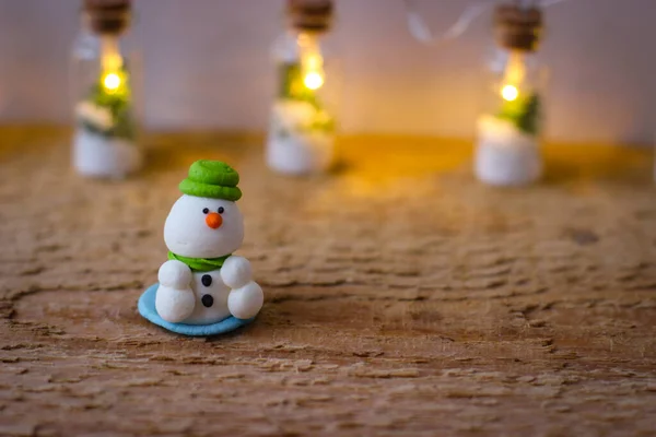 Decoración Navidad Una Figura Miniatura Muñeco Nieve Azúcar Polvo Con —  Fotos de Stock