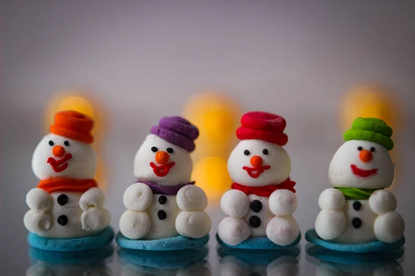 Decoración Navidad Una Miniatura Muñeco Nieve Azúcar Polvo Con Sombrero —  Fotos de Stock