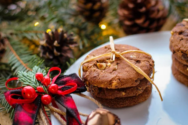 Christmas Motifs Delicious Cookies Santa Stands White Plate Background Spruce — Stock Photo, Image