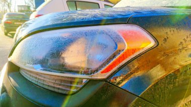 Araba farları kışın buzla kaplıdır..