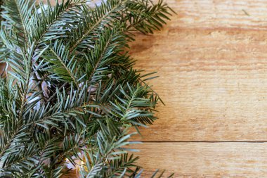 Spruce dalları ve kopyalama alanı olan koniler ile Noel arkaplanı