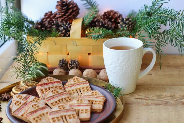 Напередодні Різдва Печиво Формі Будинків Біла Чашка Чаю — стокове фото
